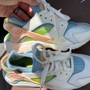 7.5 Women’s New Nike Huarache tennis shoes.